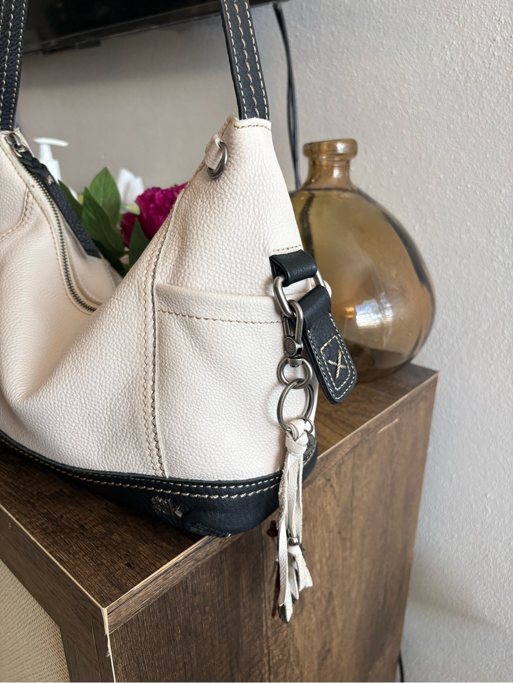 The Sak Kendra Pebble Leather Hobo Bag in Cream and Navy With Boho Bag Charm - Picture 4 of 8